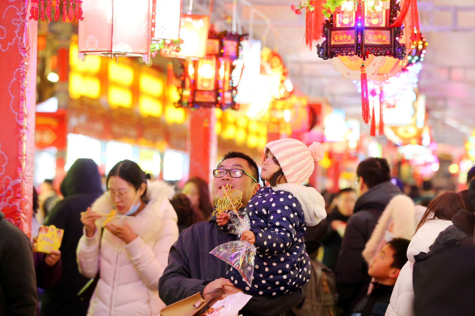 emc体育：宜今兴的糕点、劈柴院的坛子肉……青岛人童年的味道找到了(图1)