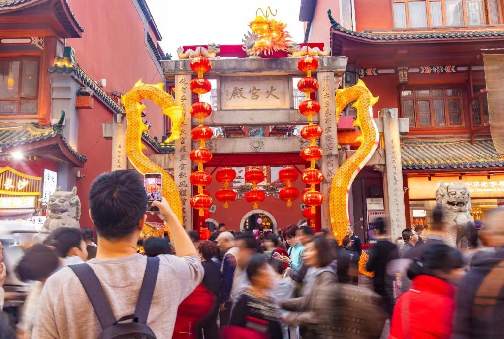 emc体育：五一出行看保障丨吃得放心！节前探访多地餐饮市场